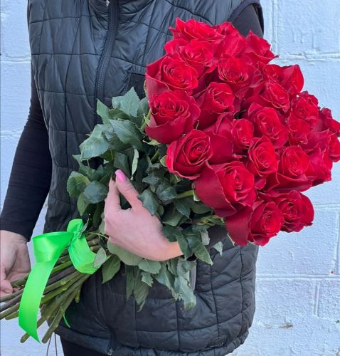 "Севилья"- букет из красных роз с доставкой по городу по Астрахани
